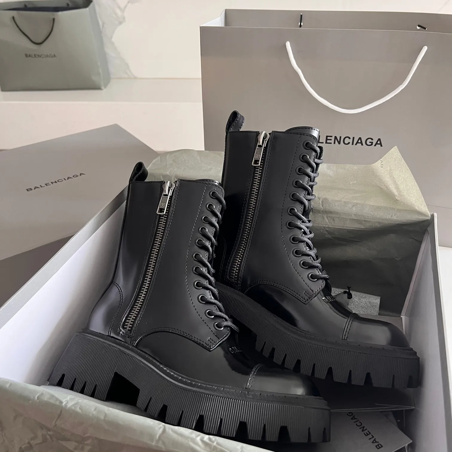 👟👟Ex-factory price 720👟👟 BALENCIAGA# Balenciaga's new big-toe derby shoes TRACTOR big-toe derby shoes loafers👞 Original medium-gloss open-edge beaded cowhide. Restrained and stylish. Matching the brand logo on the shoe cover. The rhythm of closing your eyes. The lining and feet are made of black silk cowhide. The texture is soft and delicate. The gear-shaped rubber outsole is 5cm higher. Size: 35-40 (customization of 40 pieces is not returnable)